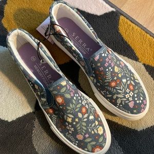 Slip on tennis shoes size 9